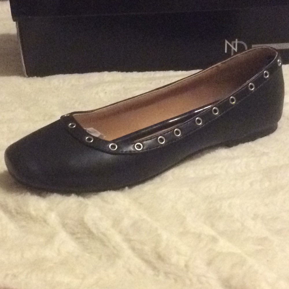 NEW DIRECTIONS RILEY BLACK FLATS STUD DETAIL, 7M, NEW IN BOX, RETAIL PAID $50